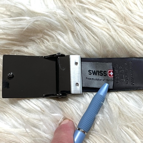 SWISSGEAR Men's Reversable Black Brown Leather Metal Buckle Belt - Picture 6 of 8